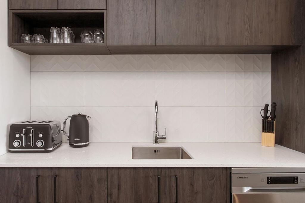 شقة Stylish Brand New Sunny 3Bdrm 3Bth Garage Sleeps 6 كريستتشيرش المظهر الخارجي الصورة